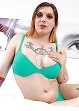 Cassidy Quinn Gives Hot Handjob